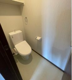 トイレ - 1名退去のため募集　新築物件(3DK)　鍵付個室　駅徒歩8分} - ルームシェアルームメイト