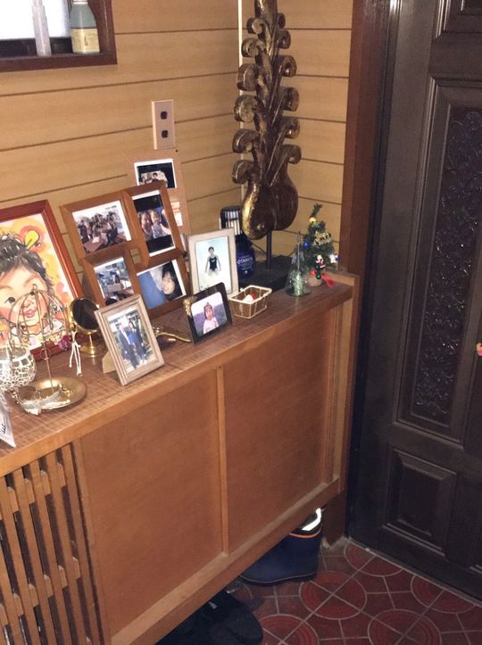 玄関 - 13畳の広いお部屋■収納+ロフト+専用バルコニー付■駐車場あり■完全個室で2.5万円+光熱費} - ルームシェアルームメイト