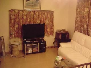 リビング - 駅まで徒歩僅か5分、横浜駅まで11分、明るい東南角部屋} - ルームシェアルームメイト