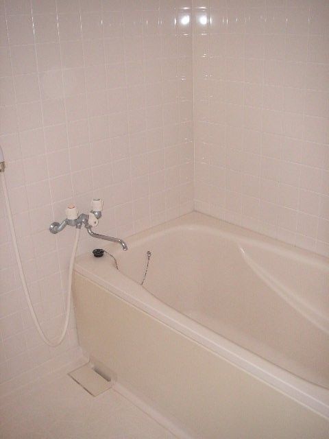 風呂 - 完全個室！エアコン収納完備！都営新宿線菊川駅より徒歩4分！快適なフラットシェア！ディスカウント有！} - ルームシェアルームメイト