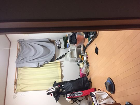 個室 - 戸建の家の二階のふた部屋使ってください。} - ルームシェアルームメイト