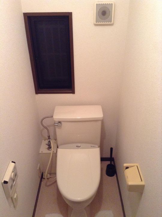 トイレ - 新宿駅から最短19分!!世田谷区の隣、狛江駅より徒歩6分♪綺麗な6畳の洋室をお貸しします♪} - ルームシェアルームメイト