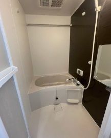 風呂 - 1名退去のため募集　新築物件(3DK)　鍵付個室　駅徒歩8分} - ルームシェアルームメイト