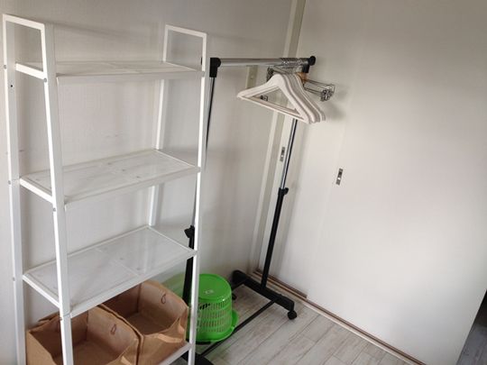 キッチン - いまなら5月の家賃無料☆高円寺駅徒歩7分、家賃4万円、契約不要、即入居可！！　☆駅近、綺麗なリノベ物件でルームシェア☆} - ルームシェアルームメイト