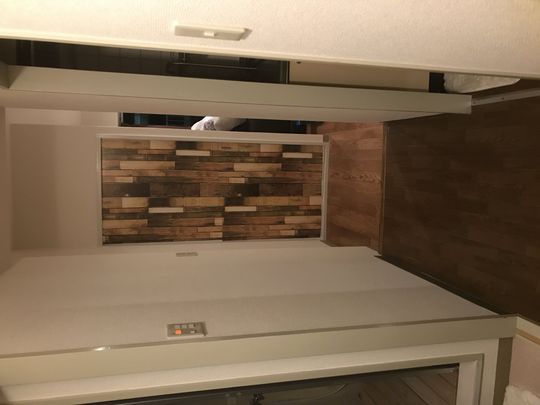 玄関 - 広々、ハーフバルコニー付1LDKです。} - ルームシェアルームメイト