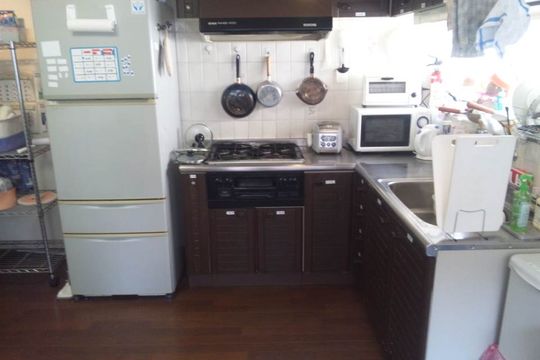 キッチン - セキュリティ万全安心！新宿渋谷吉祥寺から約30分駅から2分、多摩川近隣の戸建て住宅!敷金礼金0円!5.5畳フローリング鍵付個室PCスマホのNET無料!} - ルームシェアルームメイト