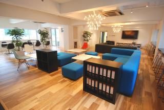 リビング - シェアすることの豊かさを実現した豪華シェアハウス！} - ルームシェアルームメイト