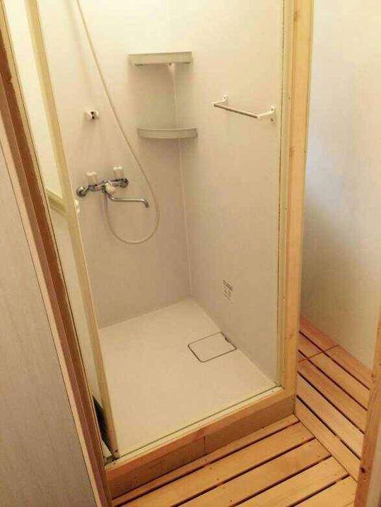 シャワー - 保証金・退去金無・便利な駅近・即日入居可} - ルームシェアルームメイト