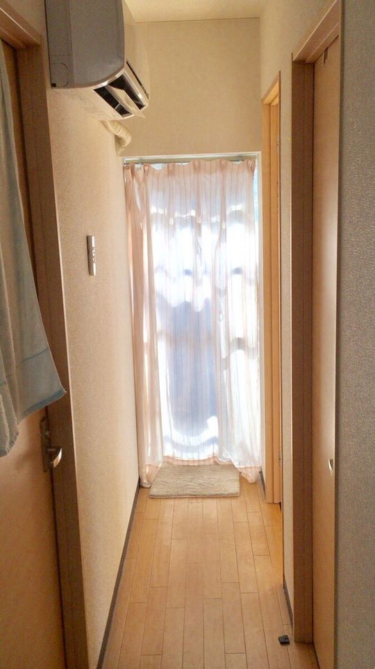 玄関 - 〜山手線と千代田線が最寄駅、オートロックのシェアハウスです〜} - ルームシェアルームメイト