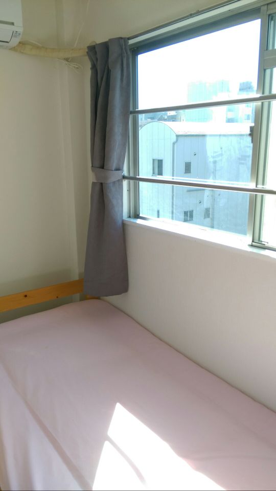 個室 - 上野で日当たり抜群！個室貸します！} - ルームシェアルームメイト