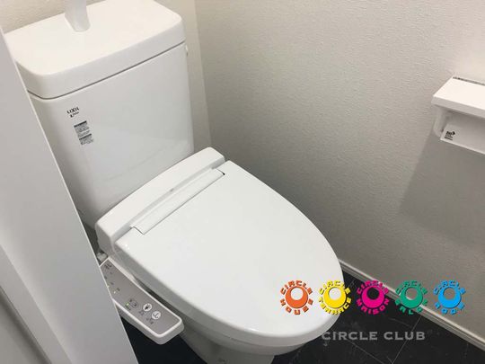 トイレ - 各部屋にキッチンあり！屋上あり！新築のキレイなシェアハウス＼(^o^)／} - ルームシェアルームメイト