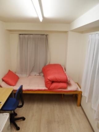 ベッド - 東京一番便利な新宿駅周辺で、鍵付の個室！} - ルームシェアルームメイト