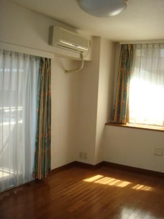 個室 - 上野駅・入谷駅から徒歩５分！8畳完全個室￥52,500} - ルームシェアルームメイト