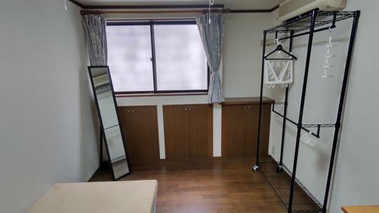 個室 - 閑静な住宅街で屋上、庭付一軒家 東急池上線} - ルームシェアルームメイト