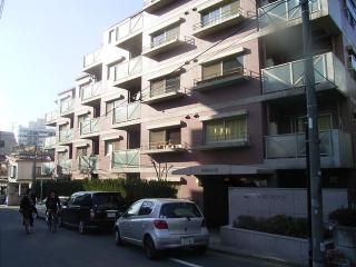 建物 - 設備の整ったマンションの一室で、奇麗です。} - ルームシェアルームメイト