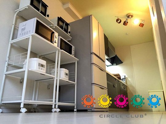 リビング - 専用テラスでBBQ！！築浅のキレイなシェアハウス～☆} - ルームシェアルームメイト