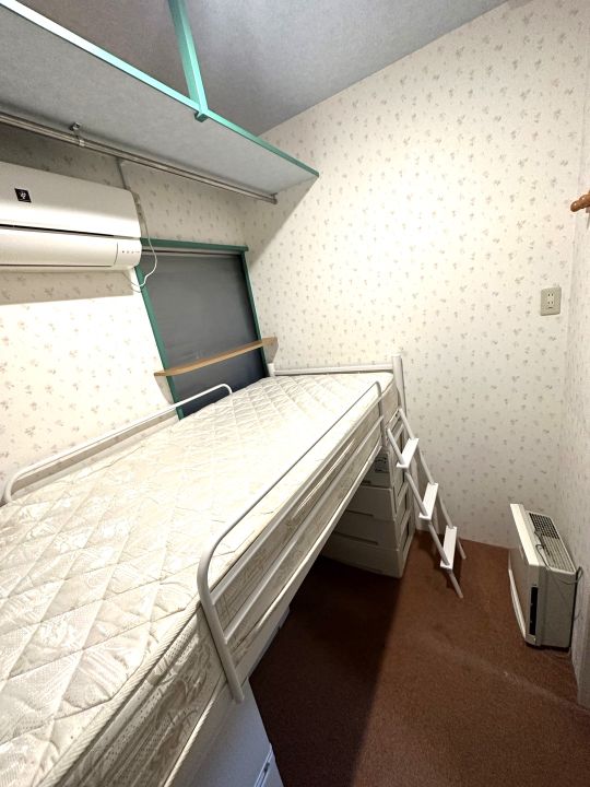 個室 - 東新宿駅A１出口前徒歩１分の女性専用シェアハウスです！} - ルームシェアルームメイト