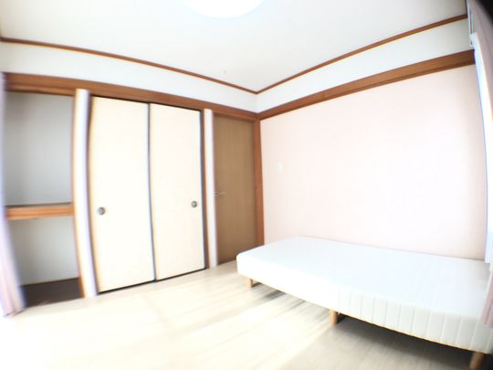 個室 - 【3月中お申し込みの方限定で初月賃料を半額または家具（クローゼットor机イスセット）が選べるキャンペーンを実施中です♪】蕨駅徒歩11分女性専用シェアハウスで新生活を始めてみて下さい♪} - ルームシェアルームメイト