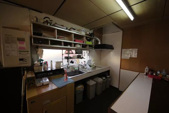 個室 - 完全個室、駅徒歩1分シェアハウス。39000円から} - ルームシェアルームメイト