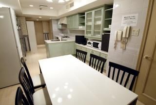 リビング - 【渋谷駅徒歩9分：初月半額15400円！】★期間限定キャンペーン★初月家賃30800円が→半額の15400円} - ルームシェアルームメイト