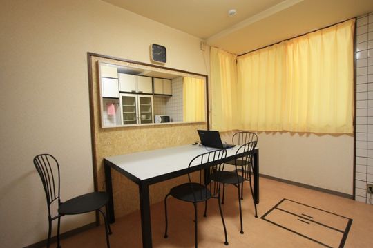 リビング - ◇池袋駅徒歩16分◇北池袋駅6分◇家賃2万9千円◇初月家無料！最初にかかる費用は2万8千円のみ◇} - ルームシェアルームメイト