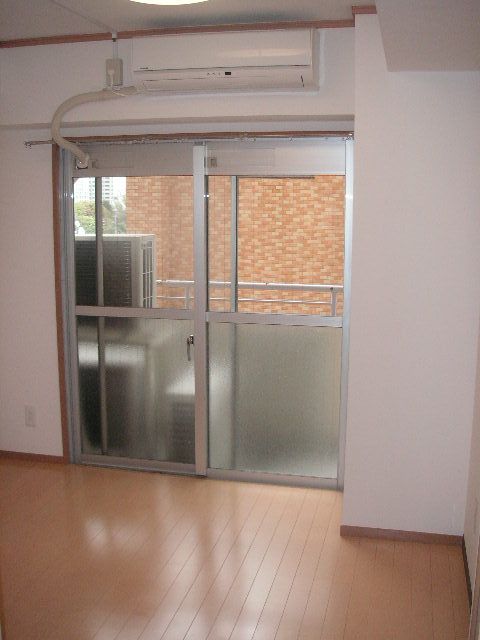 個室 - 港区麻布台に42,000円で入室できます。個室のフラットシェア！東京タワー！六本木ヒルズ！眺望は最高です。  東京メトロ日比谷線六本木駅より徒歩6分となります。} - ルームシェアルームメイト