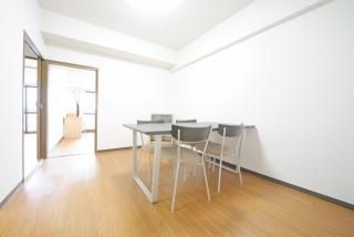 リビング - 女性専用！上野に近い綺麗なシェアハウス！！} - ルームシェアルームメイト