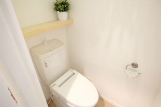 トイレ - 家賃1ヶ月無料キャンペーン中♪♪★水道光熱費・インターネット無料★☆大人ガーリーな女性限定シェアハウス☆ 大塚駅徒歩5分！} - ルームシェアルームメイト