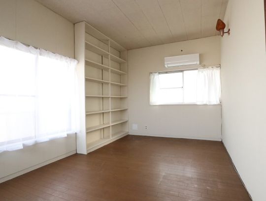 個室 - 大阪・京都へ30分！新規シェアハウス第1号の住人さん募集} - ルームシェアルームメイト