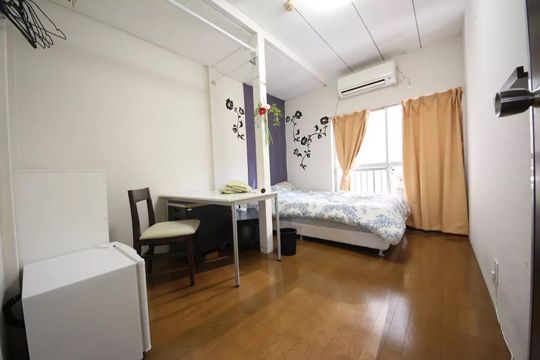 個室 - 完全個室、駅徒歩1分シェアハウス。39000円から} - ルームシェアルームメイト