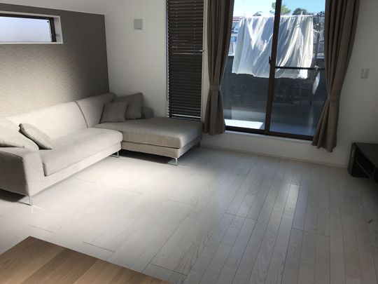 リビング - 2階建新築100㎡超で、2部屋募集! （３月中に入居される場合には、当月分家賃は不要です！）} - ルームシェアルームメイト