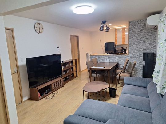 ダイニング - 築3年目一軒家、2F6畳1部屋貸します} - ルームシェアルームメイト