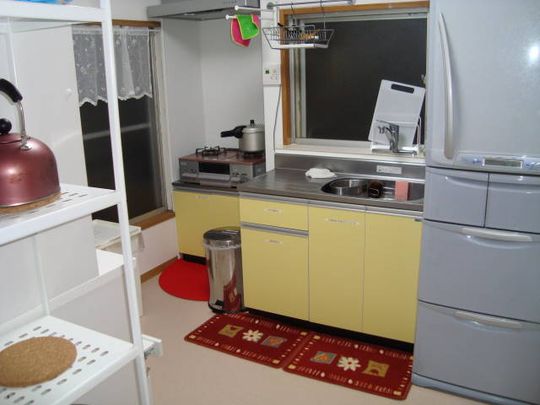 キッチン - 女性専用シェアハウス、池袋駅C1出口歩4分、通学、通勤、生活至便、大人気の池袋に住むなら、是非一度ご覧下さい！} - ルームシェアルームメイト