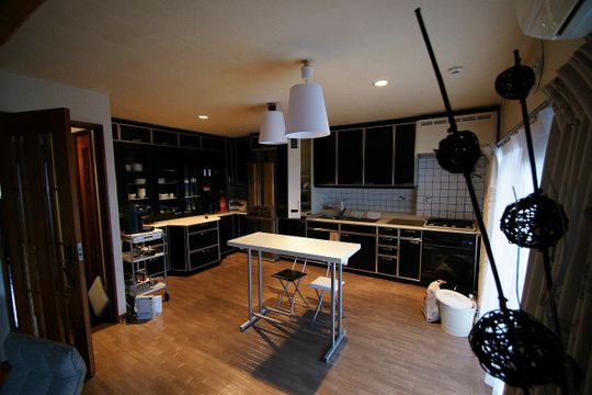 キッチン - 綺麗、リーズナブル。 そして旅が好きな人、海外好きな人が集まるシェアハウスです。} - ルームシェアルームメイト