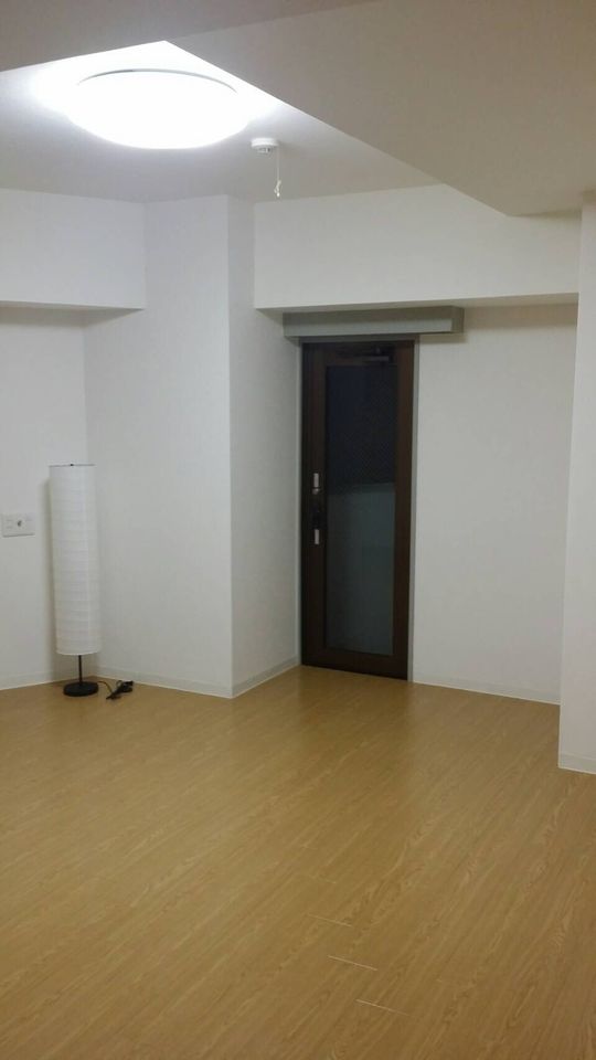 リビング - 都心!池袋駅から徒歩15分圏内で暮らしませんか?10畳以上の広い部屋のみ!} - ルームシェアルームメイト