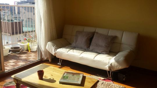 リビング - ８F　南向き１６帖ゆったりリビング、アクセスも案外良好！（夏はベランダから花火が見れるおまけ付）} - ルームシェアルームメイト