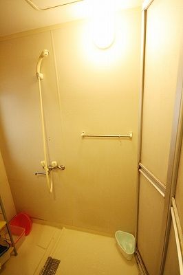 シャワー - 国際交流できる20代の楽しいハウス! 13年のノウハウで毎月パーティーもあります！国際交流なら、こちら国際交流協会ボーダレス東京} - ルームシェアルームメイト