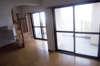 個室 - 窓からは海しか見えません!駅から5分 8畳個室です。三浦海岸} - ルームシェアルームメイト