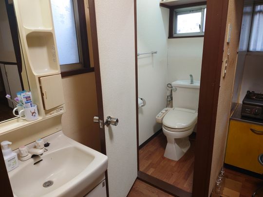 トイレ - 東中野駅徒歩8分の一軒家でルームシェアしませんか？} - ルームシェアルームメイト
