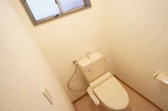 トイレ - 日暮里から20分！全室鍵付き個室／諸経費０でプライベートが完全に確保できる格安個室での新生活♪} - ルームシェアルームメイト