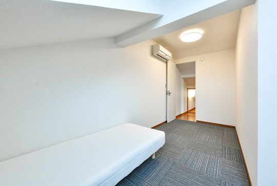 個室 - 山手、阪東橋周辺でのシェアハウス。上品で綺麗、落ち着きのある安全な住宅街で、大人女子の新生活をスタートしませんか} - ルームシェアルームメイト