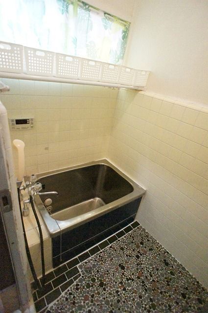 風呂 - ☆横浜駅から各停10分!全部屋が3万円代、更に3か月間家賃半額の格安シェアハウス☆} - ルームシェアルームメイト