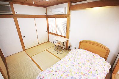 個室 - 国際交流が出来る新中野シェアハウス!新宿まで6分!} - ルームシェアルームメイト