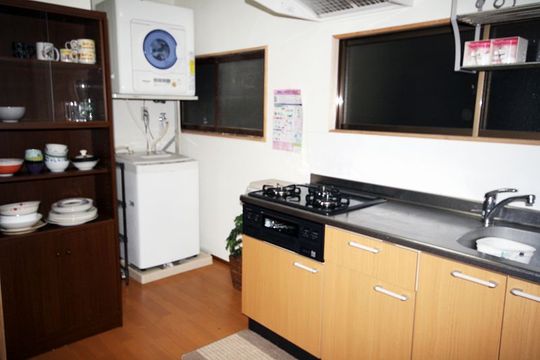 キッチン - 毎月国際交流パーティーがあってすぐ友達がたくさんできちゃう双葉町ハウス！（板橋区）巣鴨まで7分！} - ルームシェアルームメイト