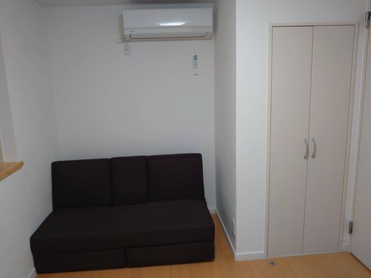 個室 - 北区の一戸建て。シェアメイト募集。} - ルームシェアルームメイト