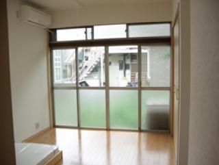 個室 - monthly rent 60,000 yen for a female} - ルームシェアルームメイト