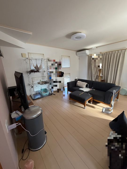 リビング - 湖西市岡崎【猫と暮らせる】ルームシェア20歳〜33歳くらいまで男女} - ルームシェアルームメイト