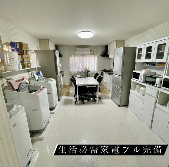 リビング - 【敷金礼金free / Wi-FI・食事付】} - ルームシェアルームメイト