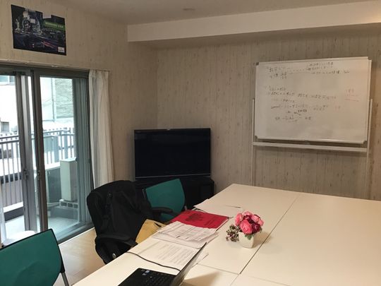 リビング - 【六本木一丁目駅徒歩2分】広々とした60平米のきれいなオフィス　WIFI完備　ホワイトボードあり　椅子机たくさんあり} - ルームシェアルームメイト