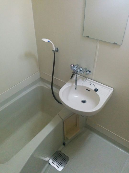 シャワー - JR山手線、京浜東北線田端駅歩いて10分、東京都内の女性専用シェアハウスです。} - ルームシェアルームメイト